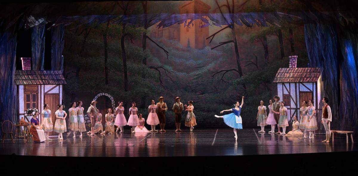 Escena del primer acto de “Giselle”, la noche del sábado 10 de febrero en el Miami-Dade County Auditorium. 