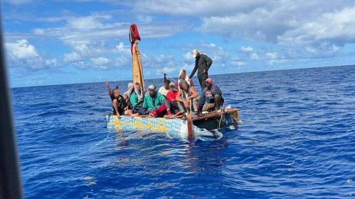 Varios cubanos aparecen en una balsa que el Servicio Guardacostas interceptó a unas 17 millas al sur de Marathon el lunes, 18 de abril de 2022.