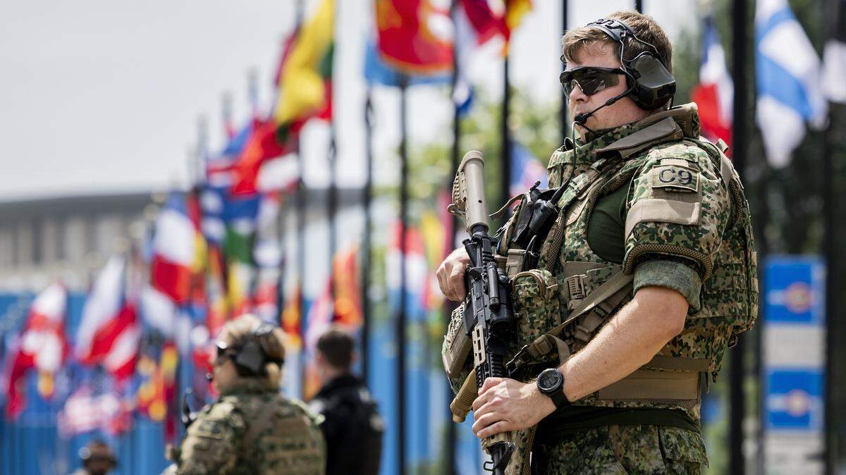 Fuerzas militares vigilan la sede donde se celebrará la Cumbre de la OTAN, en La Haya, Países Bajos, el domingo 22 de junio de 2025.