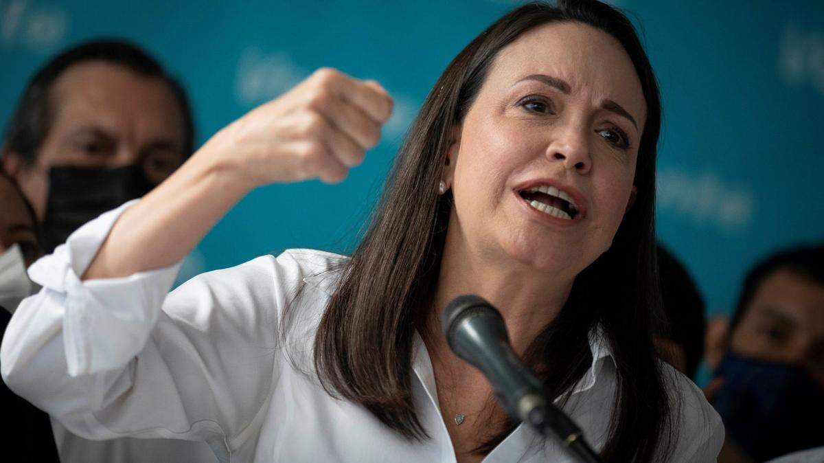 La opositora venezolana María Corina Machado habla durante una conferencia de prensa en Caracas, Venezuela, 28 de mayo de 2021.