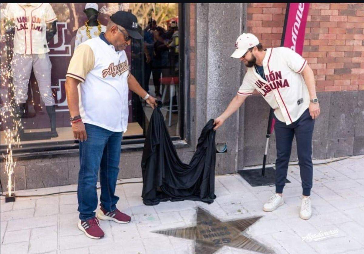 Gilberto Dihigo (izq.) y Guillermo Murra, dueño del club, develan una estrella en homenaje al Inmortal Martín Dihigo.