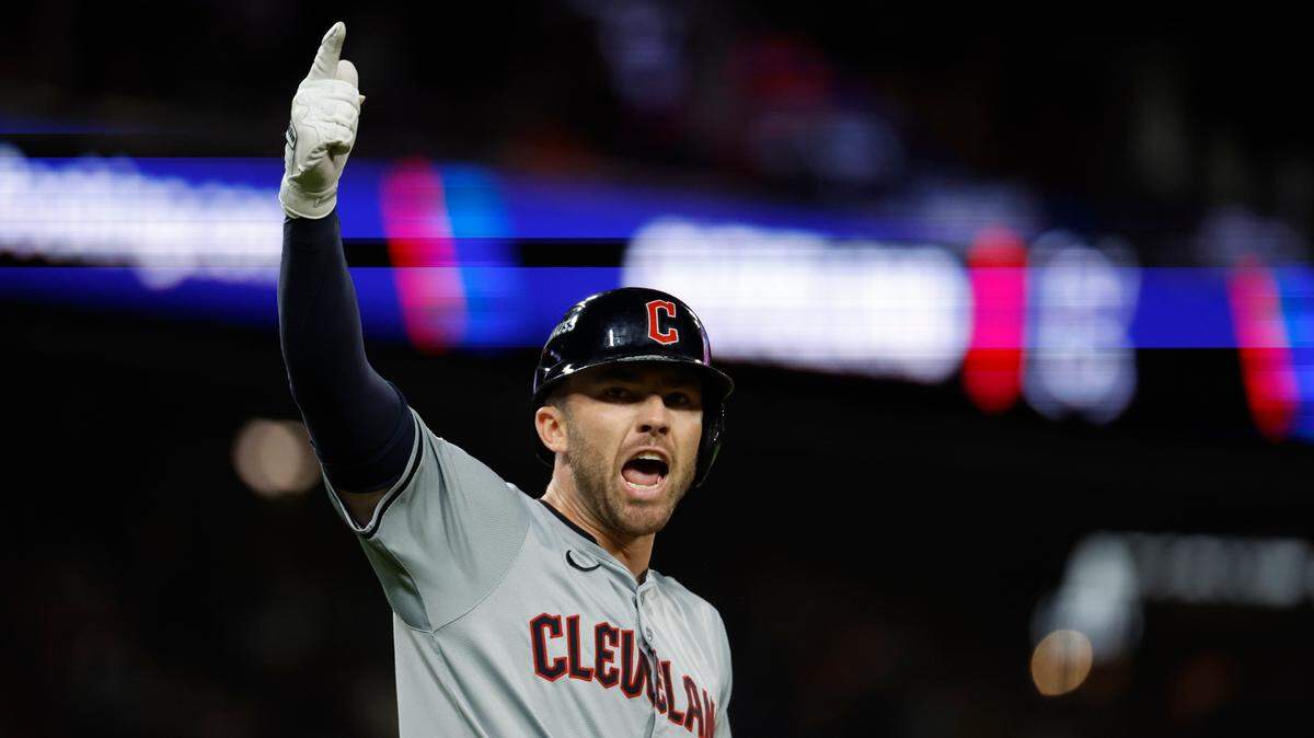 El pelotero de los Guardianes de Cleveland David Fry celebra tras pegar un jonrón de dos carreras en el séptimo inning ante los Tigres, en el cuarto partido de la Serie Divisional celebrado el 10 de octubre de 2024 en Detroit.