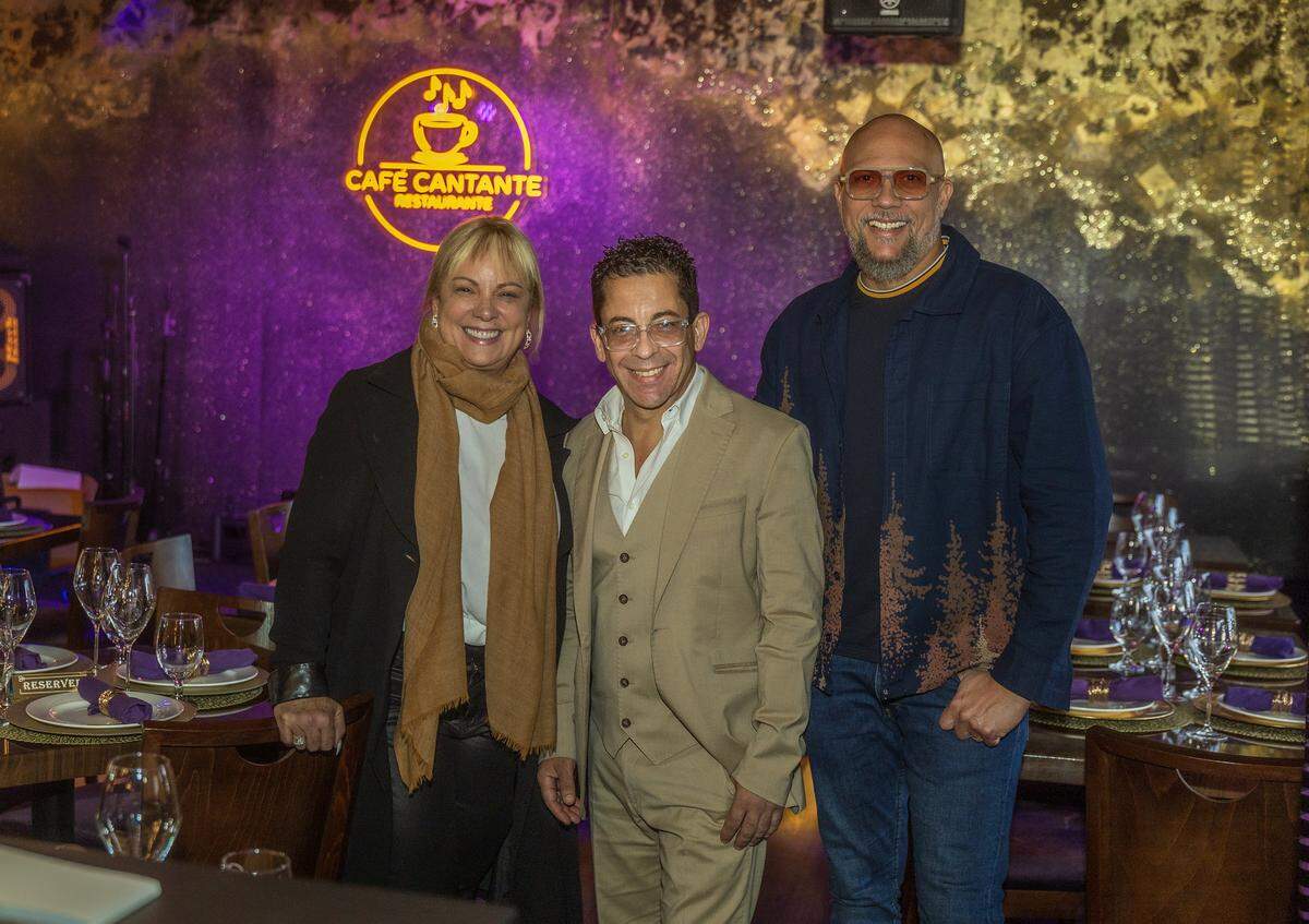 Artists Ana and German Pinelli (far right), members of the music trio Los Tres de La Habana, welcomed Fabio Diaz, former owner of the iconic Hoy Como Ayer Club, as he gets ready to starts his Fabio Presenta, serie of live music performances at their recently opened Cafe Cantante Restaurant in Miami, on Tuesday, January 28, 2026.