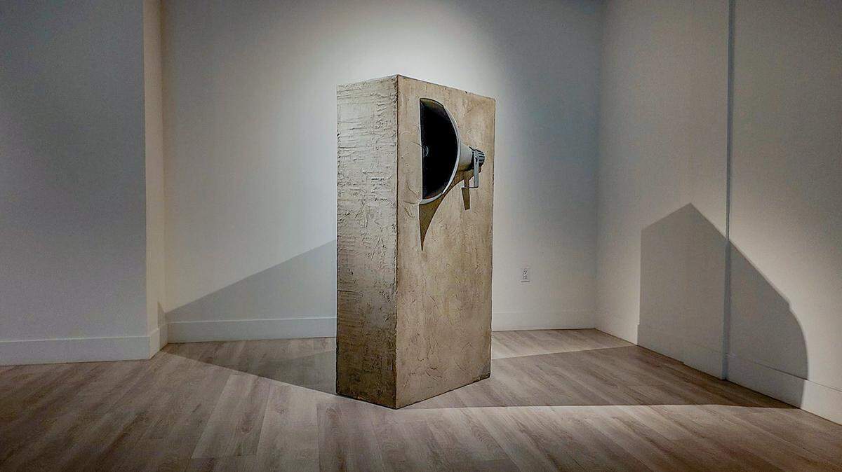 Sin título, 2024, hormigón y madera recubierta con Golmex y altavoz, 60 x 30 x 16 pulgadas.