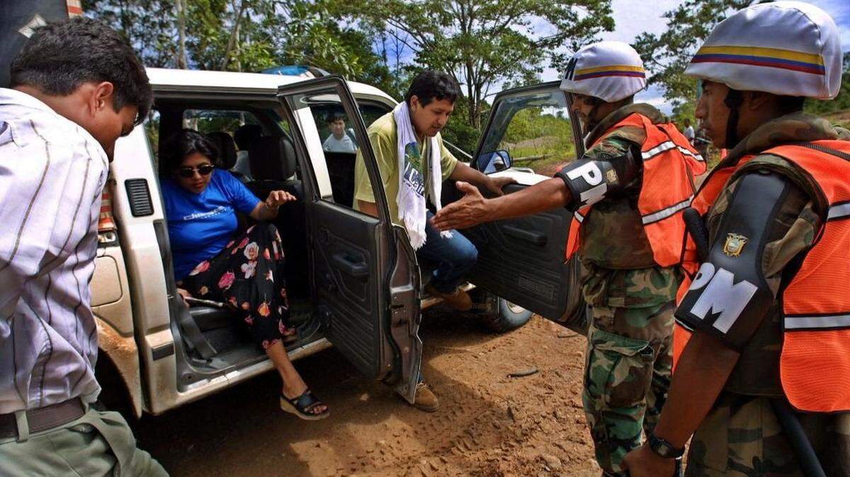 El ejercito ecuatoriano incrementó el control en la zona de frontera con Colombia para evitar el tráfico de armas, explosivos y municiones entre Perú, Ecuador y Colombia, informó este jueves la Fiscalía General de Ecuador.