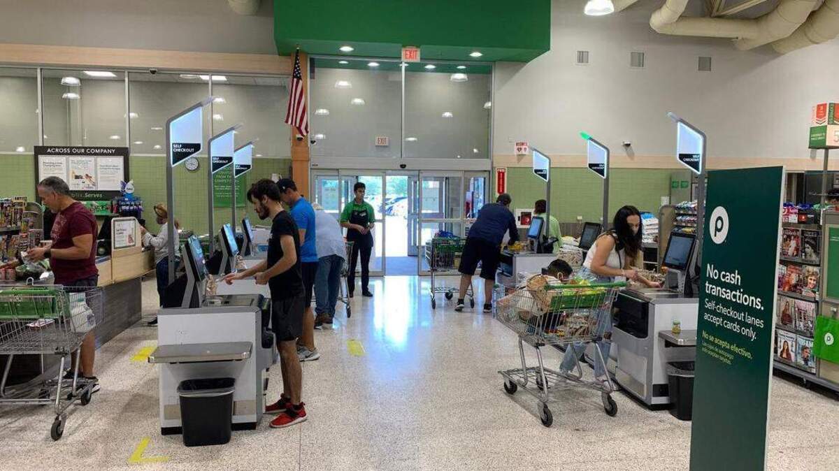 Los clientes utilizan los nuevos carriles de autopago instalados en el supermercado Publix ubicado en 13401 S. Dixie Highway, en Pinecrest, el 2 de octubre de 2022. Howard Cohen hcohen@miamiherald.com