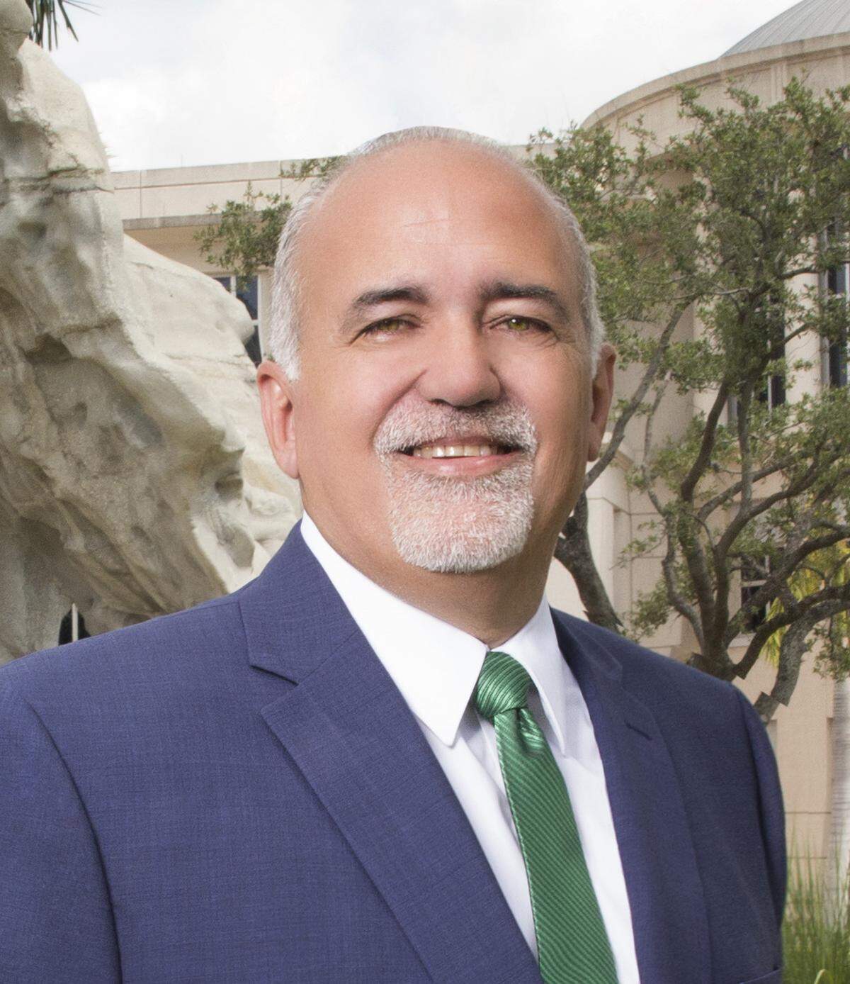 Pete Cabrera está postulado a la reelección al escaño 2 del Concejo de Doral.