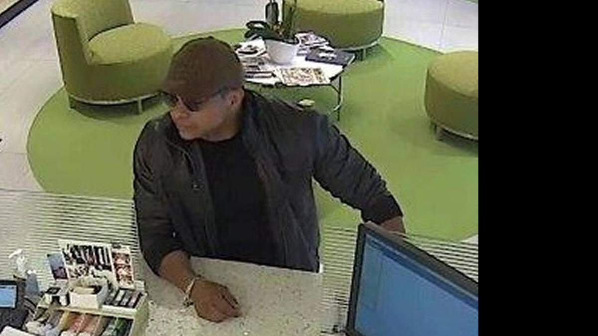 El hombre se acercó a la cajera y le dijo que le entregara dinero. 