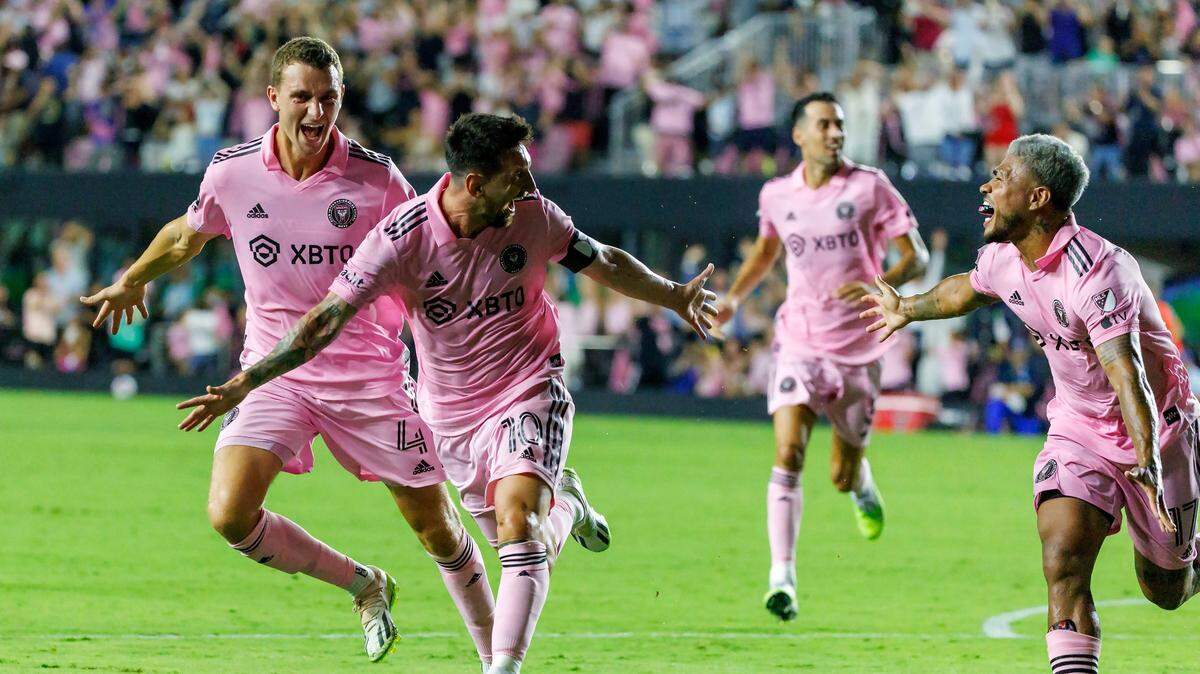 El delantero del Inter Miami Lionel Messi (centro) celebra con sus compañeros de equipo tras anotar el gol del triunfo de su equipo ante el mexicano Cruz Azul en la Leagues Cup, en el partido celebrado el 21 de julio de 2023 en Fort Lauderdale, Florida