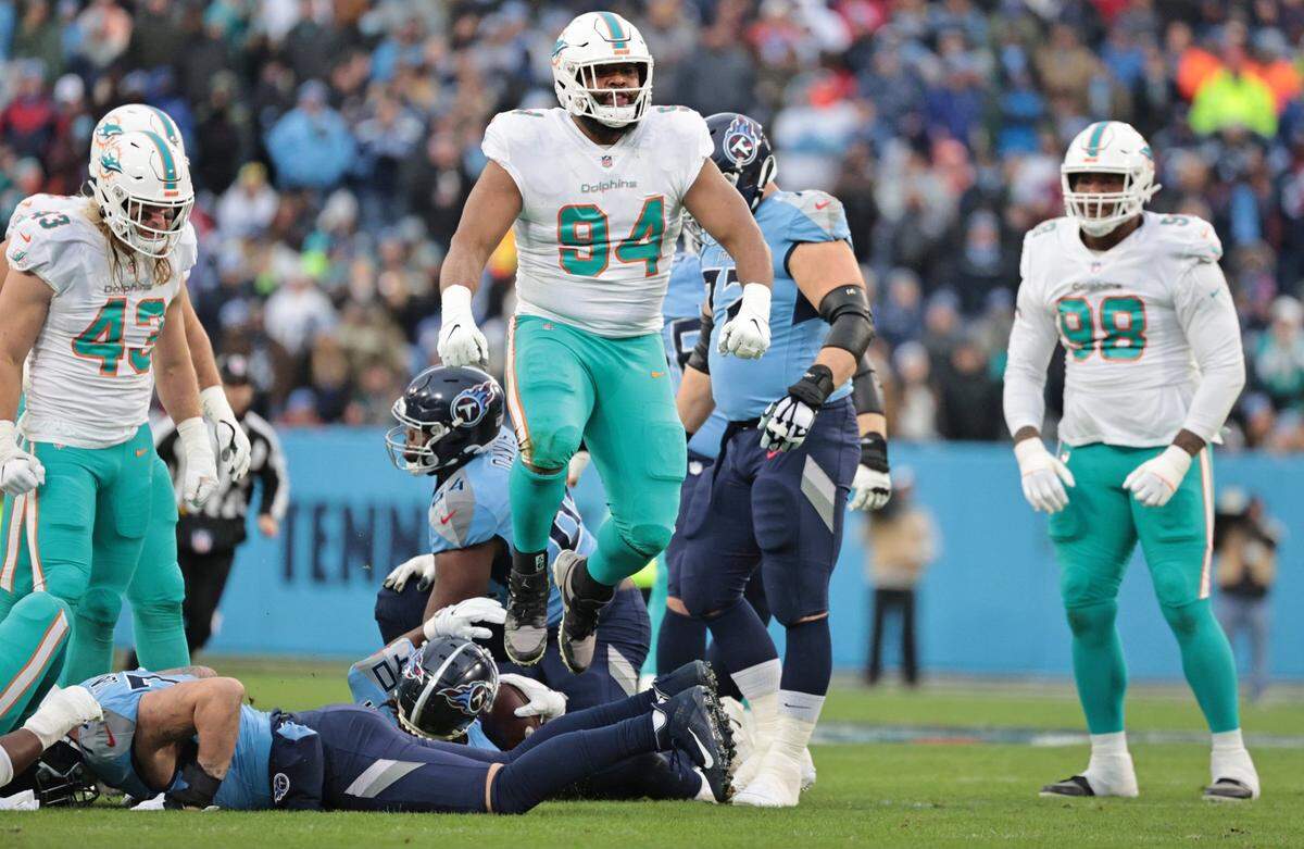 El defensive end de los Dolphins Christian Wilkins (94) reacciona después de retener al running back Dontrell Hilliard (40), de los Titans, en el partido celebrado el 2 de enero de 2022 en Nashville, Tennessee.