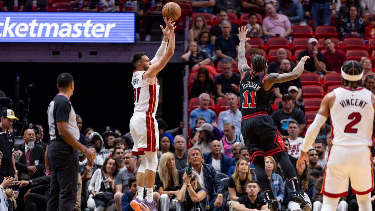 El jugador del Heat Max Strus tira al aro ante la marca de DeMar DeRozan, de los Bulls de Chicago, celebrado el 14 de abril de 2023 en el Kaseya Center en Miami, Florida.