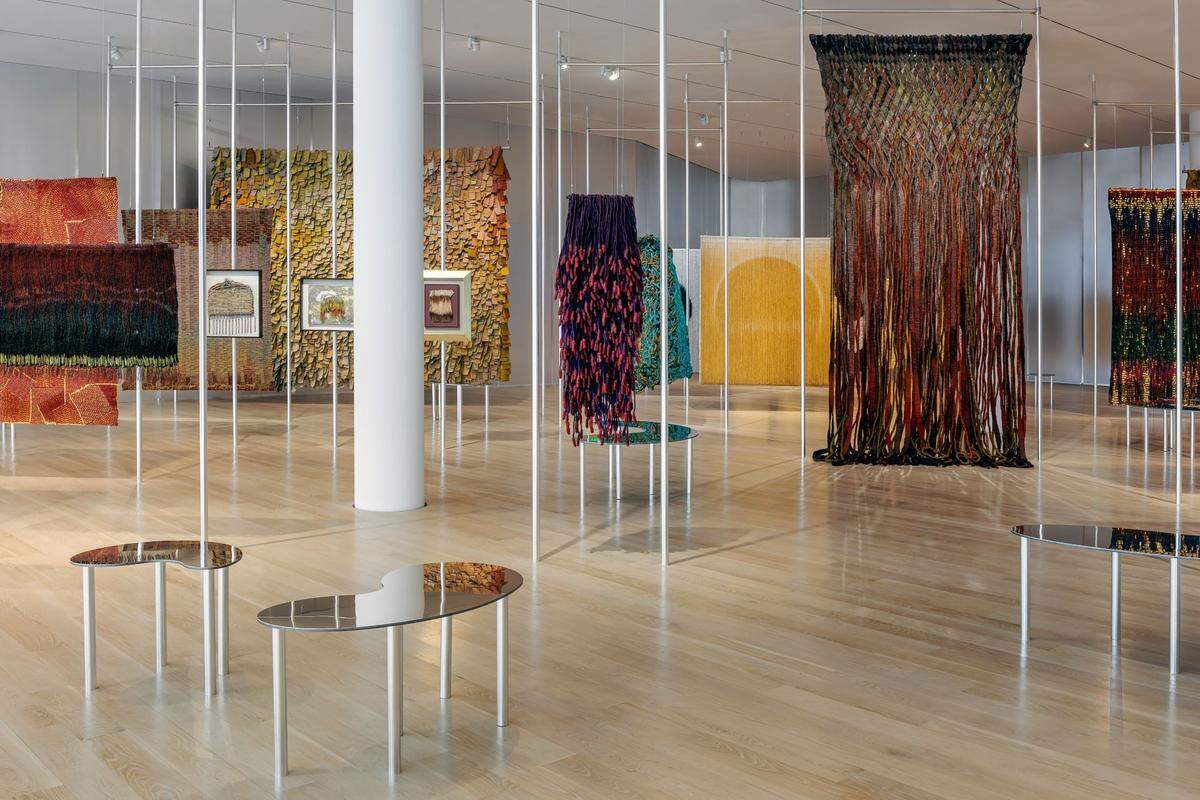 Imágenes de instalación de la exhibición Olga de Amaral en el Institute of Contemporary Art, Miami, ICA, presentado conjuntamente con la Fondation Cartier pour l’art contemporain, May 1-October 12, 2025.
