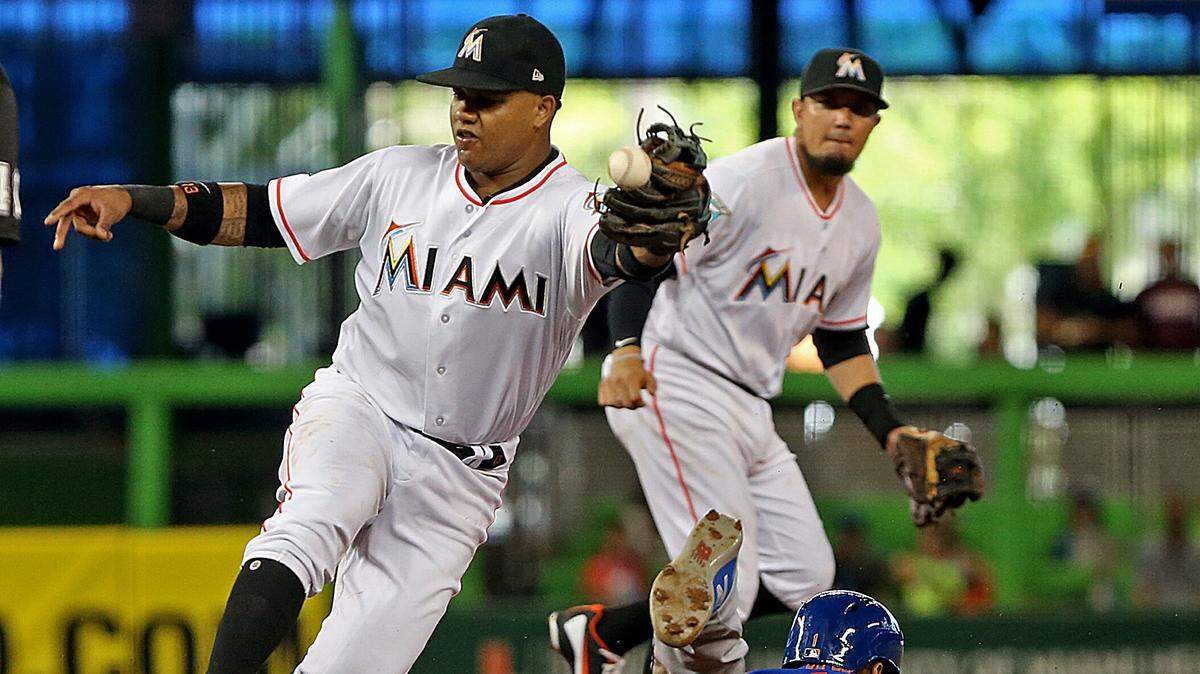 El torpdero de los Mets Amed Rosario (der.) llega quieto a segunda base en el primer inning del partido celebrado el 12 de agosto de 2018 en Miami.