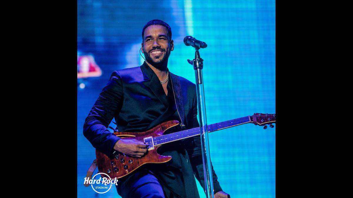 De una plataforma iluminada descendió Aventura, integrado por Romeo; su primo, Henry, también cantante; y los hermanos Lenny y Max Santos, en guitarra y bajo.