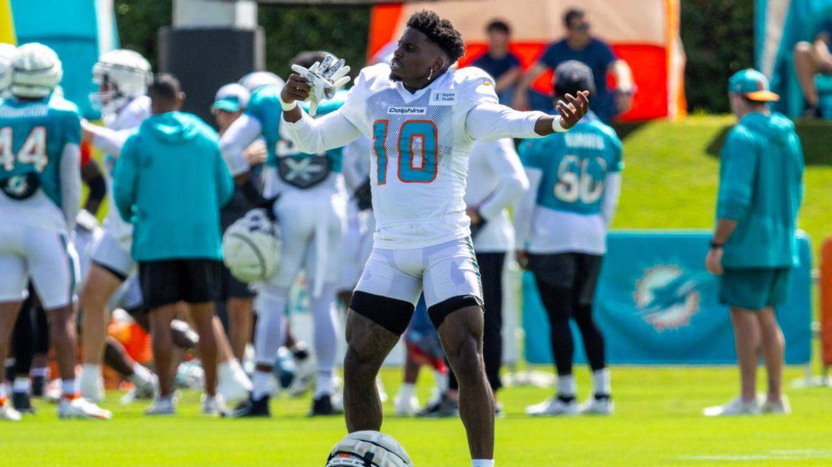 Tyreek Hill, wide receiver estelar de los Dolphins de Miami, mantuvo este lunes la polémica con Noah Lyles, medallista de oro en los 100 metros de los pasados Juegos Olímpicos de París, al que retó a una carrera de 50 yardas (45,72 metros).