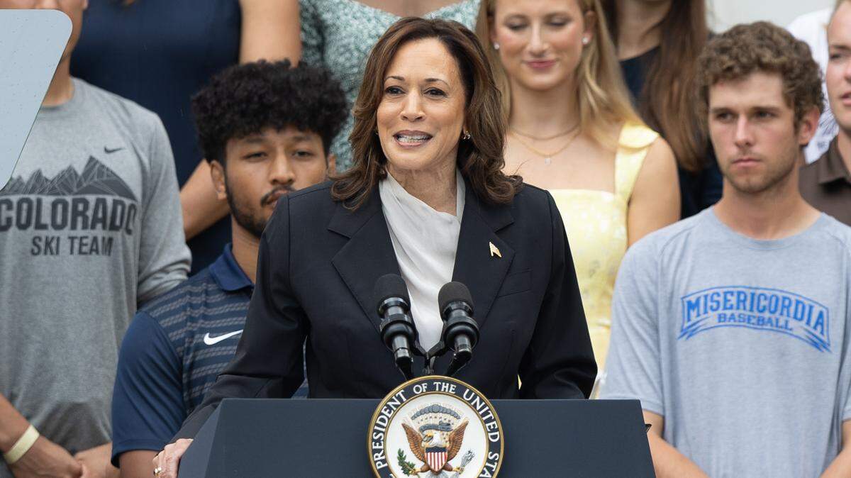 Las raíces jamaicanas de la vicepresidenta Kamala Harris la hacen popular entre los expatriados jamaicanos del sur de la Florida. Pero aún quieren que se gane sus votos.