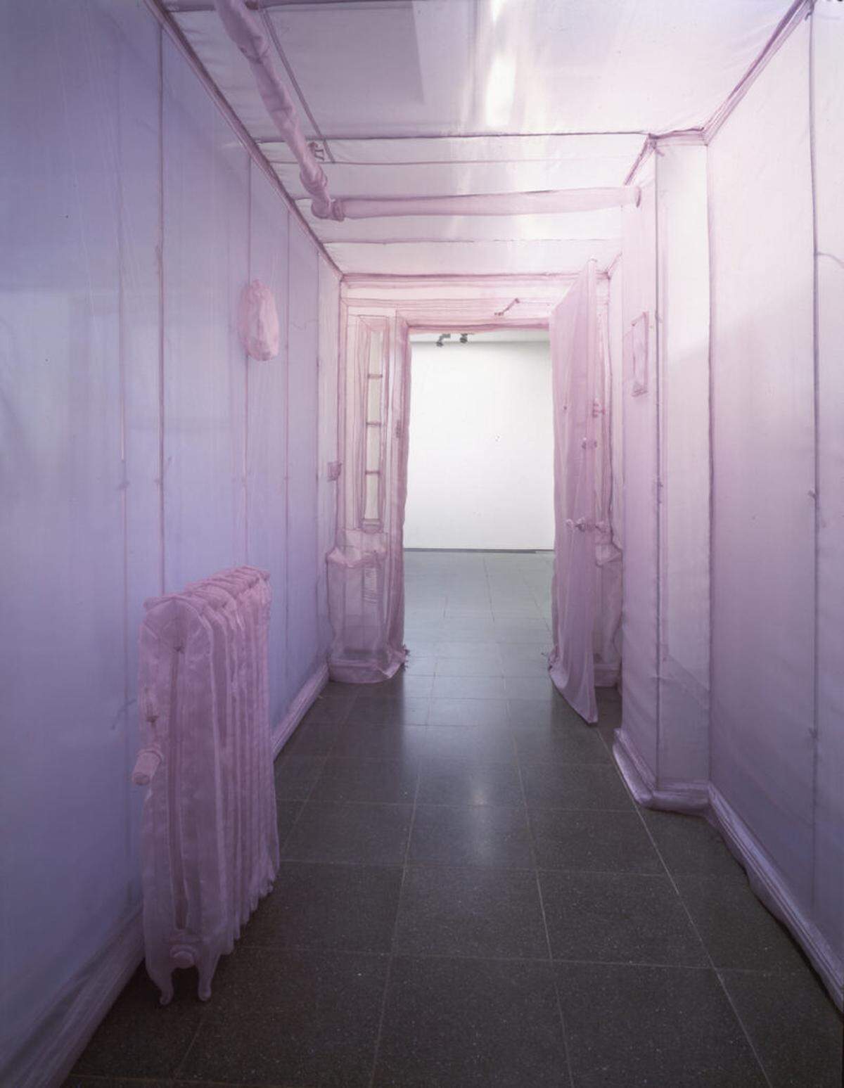 “348 West 22nd St. Apt. A, NY, NY 10011 (corridor)”, 2001, de Do Ho Suh. Nailon translúcido.&nbsp; 