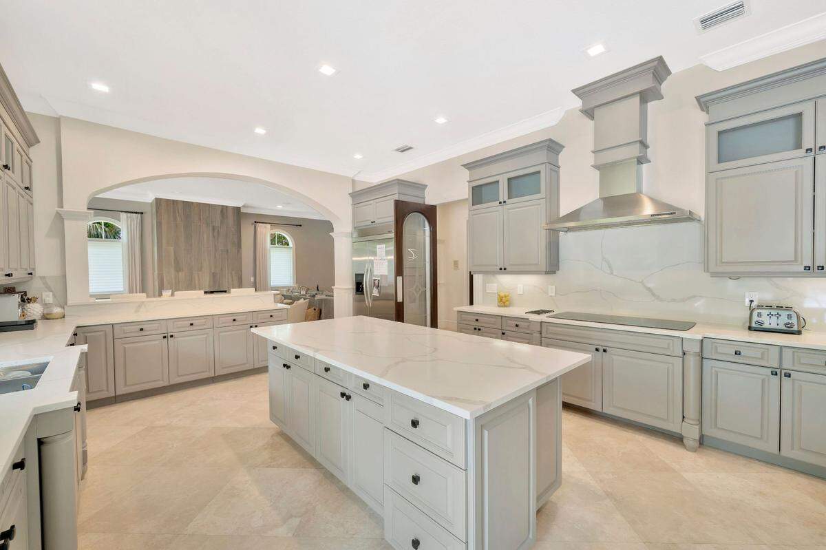 Con espacios abiertos para las fiestas, la residencia de más de 6,000 pies cuadrados en Pinecrest del jugador de baloncesto puertorriqueño Carlos Arroyo y su familia en Miami se vendió por más de $5 millones.