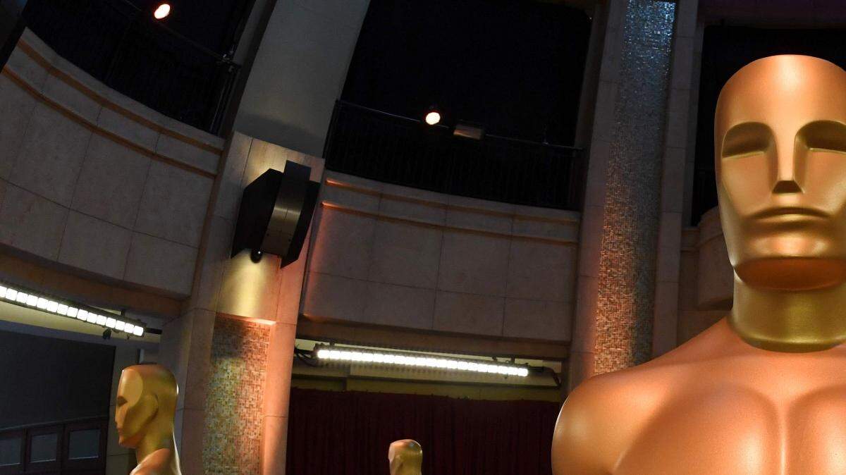 Una estatua de los Oscars se coloca en el extremo de la zona de las llegadas de la alfombra roja delante de los 89os Oscars anuales en el teatro de Dolby en Hollywood, California el 25 de febrero de 2017.
