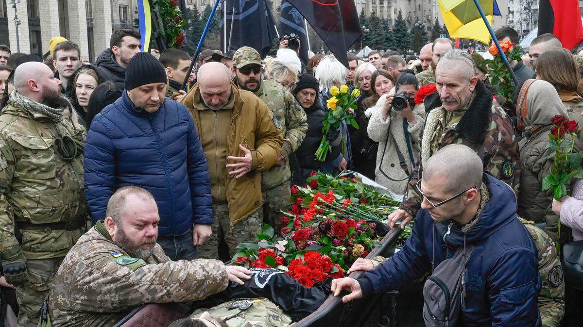 La gente presenta sus respetos alrededor del ataúd con el cuerpo del soldado ucraniano Dmytro Kotsiubailo durante la ceremonia fúnebre en la Plaza de la Independencia en el centro de Kiev. (Photo by Sergei Chuzavkov / SOPPA Images/Sipa USA)