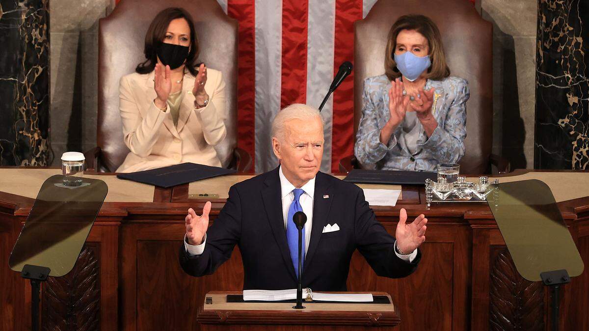 El presidente Joe Biden pronuncia un discurso ante una sesión conjunta del Congreso con la presencia de la vicepresidenta Kamala Harris (izq.) y la presidenta de la Cámara de Representantes Nancy Pelosi, el 28 de abril de 2021 en Washington, DC.