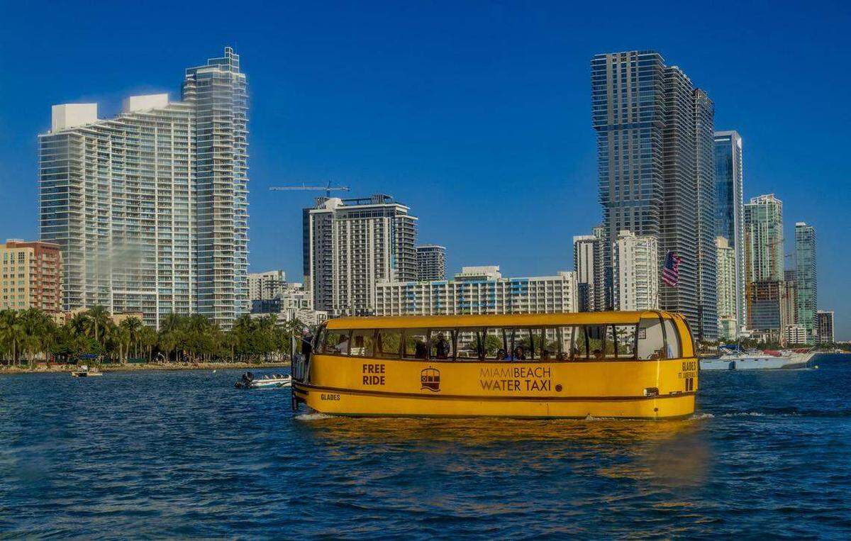 Los invitados navegan en el barco Glades hacia Miami como parte de la ceremonia de lanzamiento de un nuevo servicio gratuito de taxi acuático entre el Parque Conmemorativo Maurice Gibb en Miami Beach y el Venetian Marina and Yacht Club en North Bayshore Drive, en el lado de Miami de la Bahía de Biscayne, el martes 20 de enero de 2026.