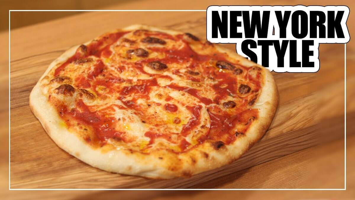 Entre los clásicos locales, la pizza al estilo neoyorquino heredada de la tradición italiana.