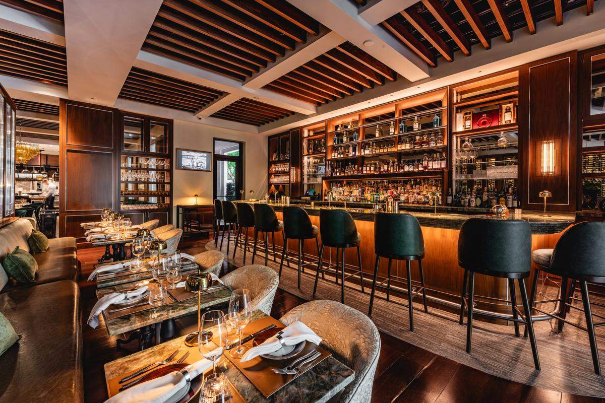 El bar de Daniel’s Miami, ofrece un menú más económico con hamburguesas, salsa francesa y más. Pero puede pedir del menú principal si lo desea.