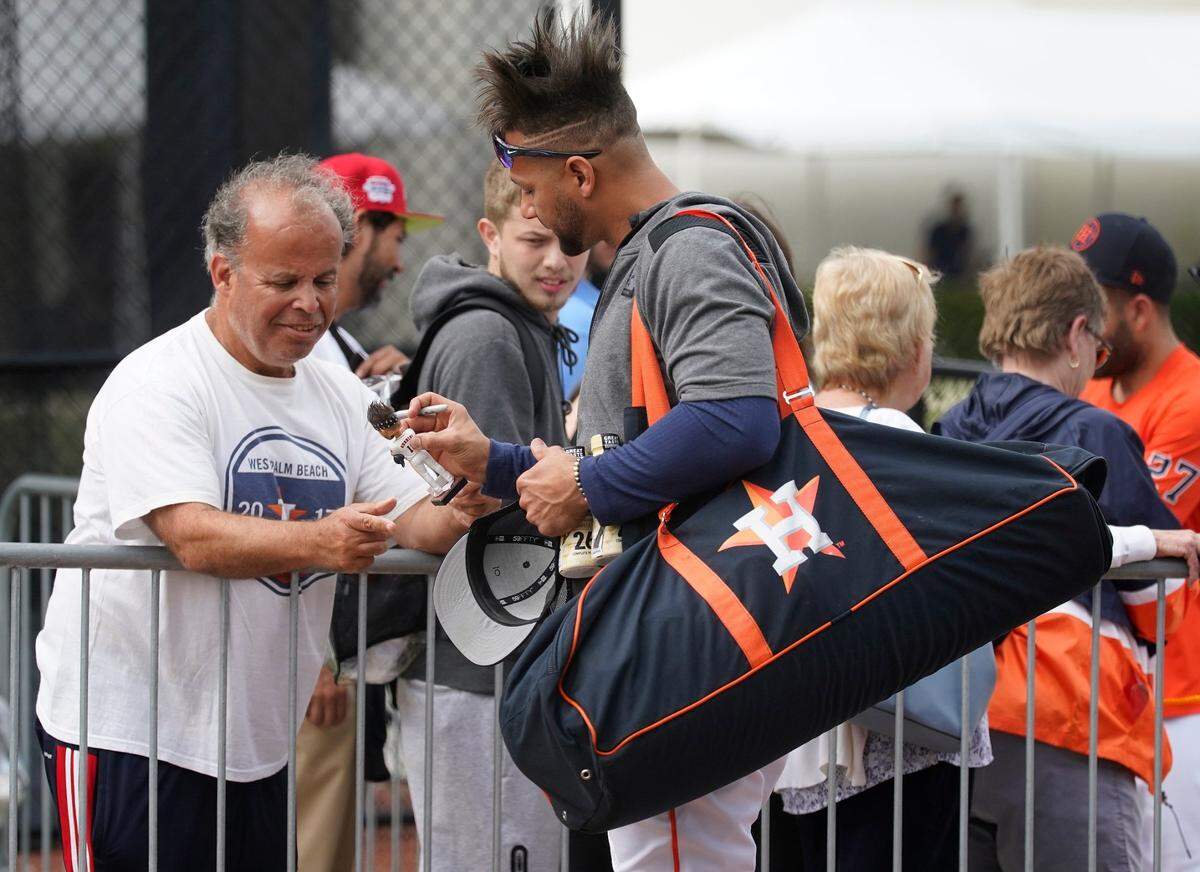 El pelotero cubano de los Astros de Houston Yuli Gurriel firma autográfos en la pretemporada, el 15 de marzo de 2022 en West Palm Beach, Florida.