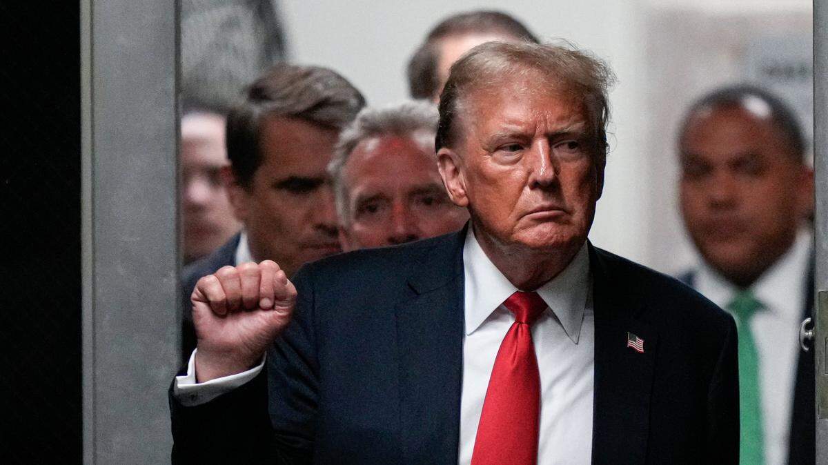 La defensa y la Fiscalía en el caso contra Donald Trump por el pago irregular a la actriz porno Stormy Daniels concluyeron el martes sus alegatos finales, tras una jornada maratoniana de 11 horas, y el miércoles el caso quedará en manos del jurado.