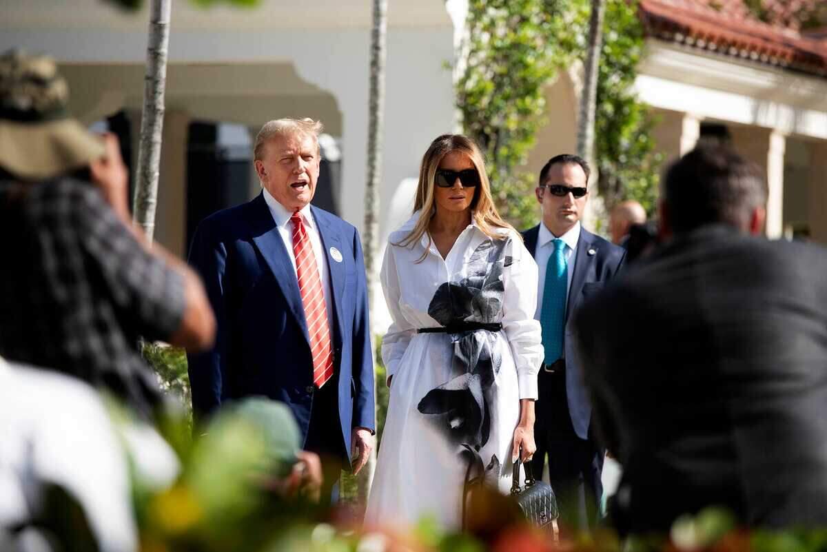 Donald y Melania Trump se encuentran frente a miembros de los medios de comunicación después de emitir sus votos en el Centro Recreativo Morton y Barbara Mandel el día de las elecciones, 19 de marzo de 2024, en Palm Beach.