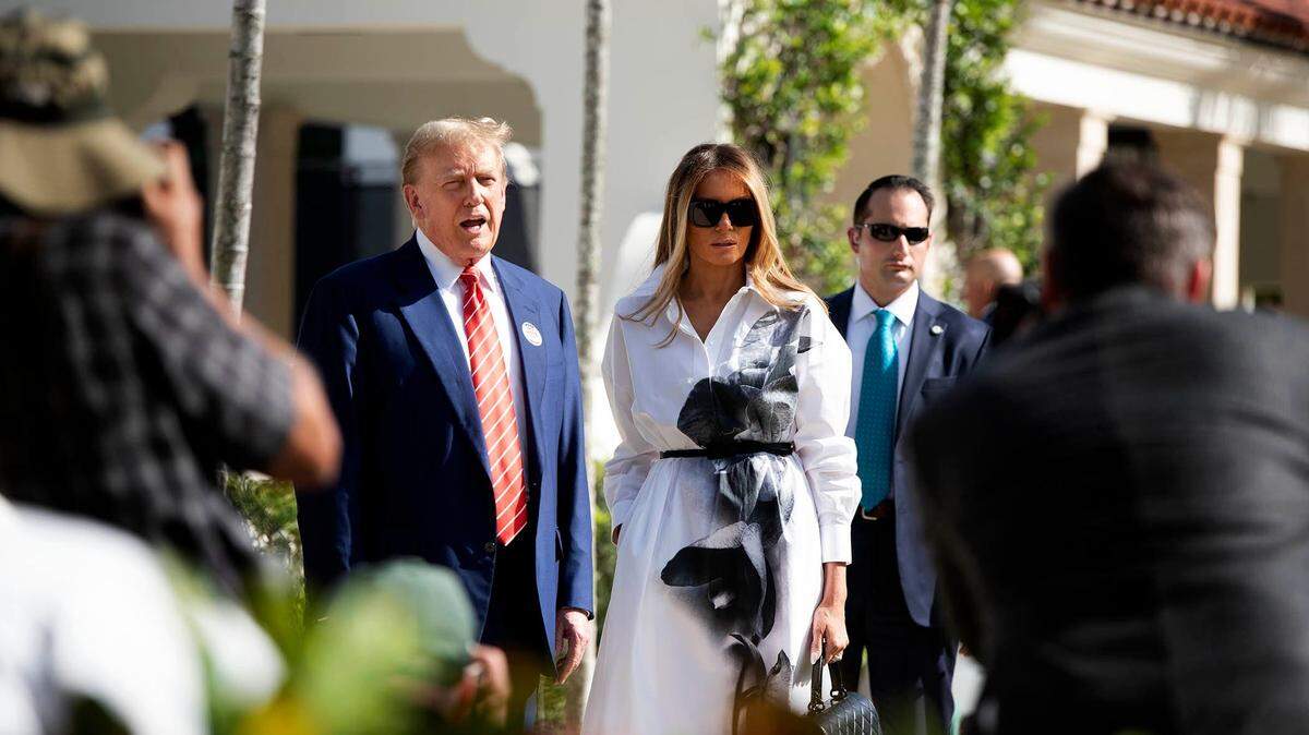 Donald y Melania Trump se encuentran frente a miembros de los medios de comunicación después de emitir sus votos en el Centro Recreativo Morton y Barbara Mandel el día de las elecciones, 19 de marzo de 2024, en Palm Beach.