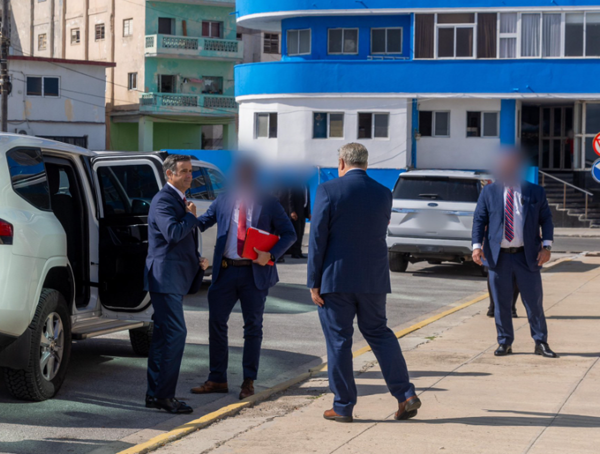 En esta imagen difundida por la CIA el jueves, se muestra el director de la agencia, John Ratcliffe (izquierda), al frente de la delegación estadounidense para su reunión de alto nivel con funcionarios del gobierno cubano.