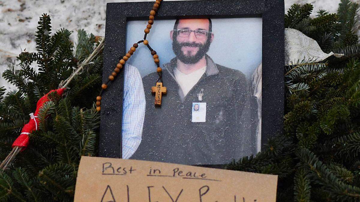 Una fotografía de Alex Pretti se encuentra el domingo en un monumento improvisado en el lugar donde fue abatido a tiros el enfermero de 37 años un día antes por agentes federales de inmigración en Minneapolis, Minnesota. 