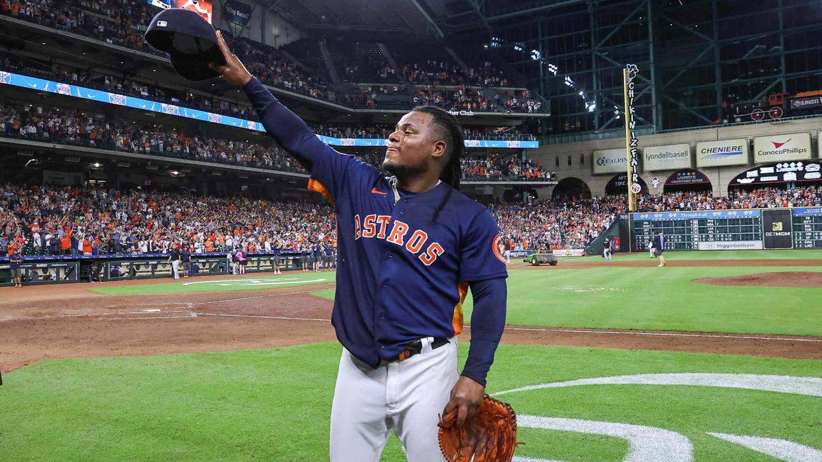 El pitcher de los Astros Framber Valdez saluda al público en el Minute Maid Park tras lanzar un juego sin hit ni carrera ante los Guardianes de Cleveland, celebrado el 1ro de agosto de 2023 en Houston.