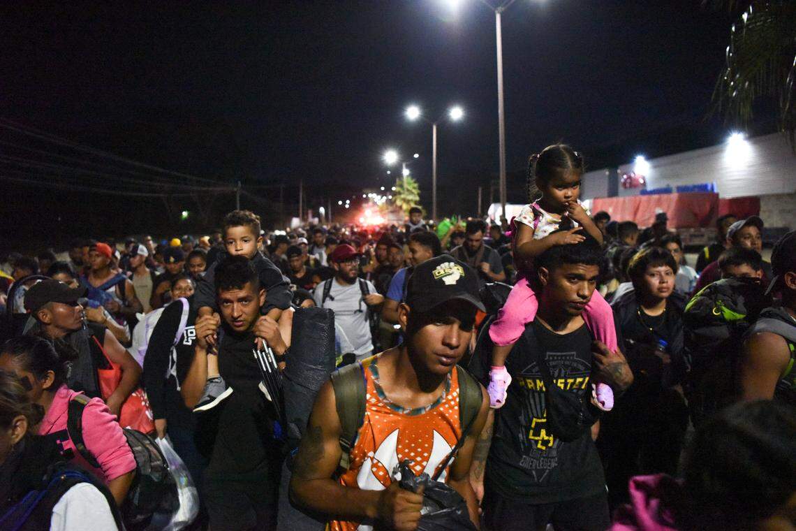 Cientos de inmigrantes salen de Tapachula, en el sur de México, en la frontera con Guatemala, con la esperanza de llegar a la frontera con Estados Unidos, el 20 de enero de 2025.