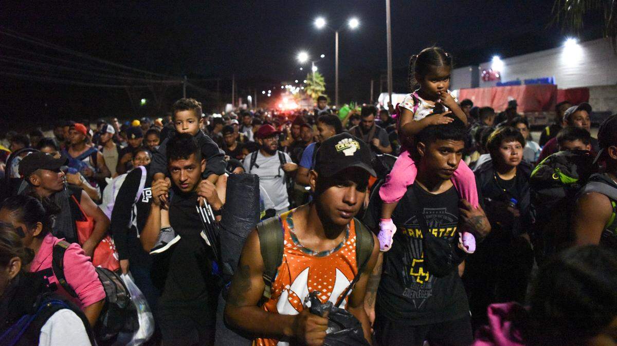 Cientos de inmigrantes salen de Tapachula, en el sur de México, en la frontera con Guatemala, con la esperanza de llegar a la frontera con Estados Unidos, el 20 de enero de 2025.