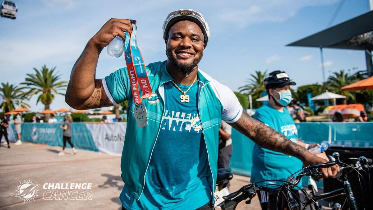 El defensive tackle de los Dolphins Raekwon Davis participa en el Dolphins Challenge Cancer, celebrado el 26 de febrero de 2022 en el Hard Rock Stadium de Miami Garden, Florida.