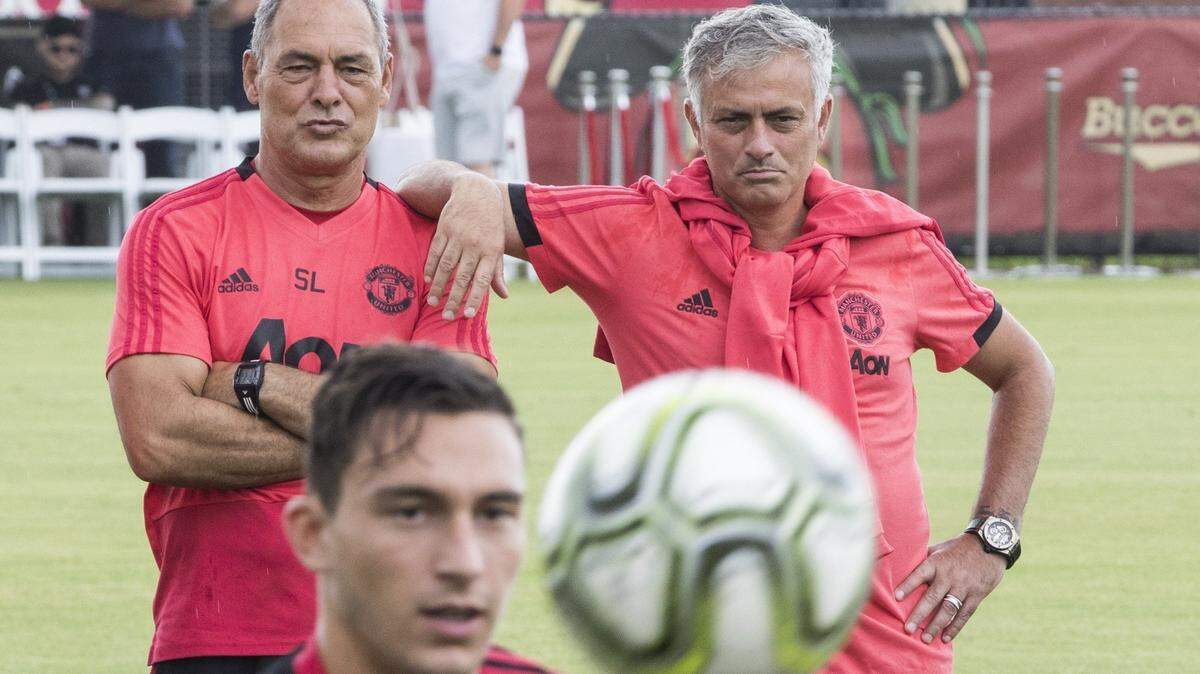 El entrenador del Manchester United  José Mourinho se apoya en su asistente Silvino Louro durante la práctica de este lunes 30 de julio en la cancha de Barry University en Miami Shores, previa al encuentro del martes ante el Real Madrid.