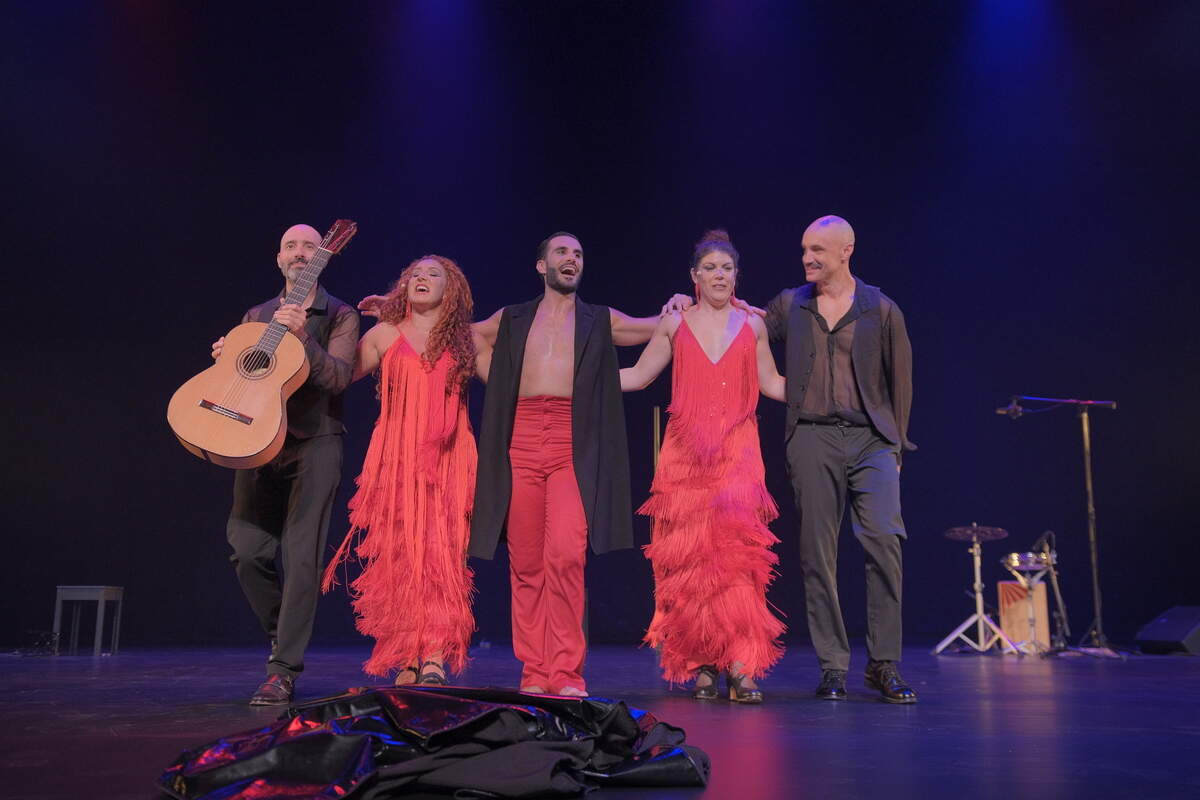 De izquierda a derecha: Francis Martín, Rosa Linero, Rafael Ramírez, Fabiola Santiago y Cristóbal Sánchez reciben una ovación entusiasta en el Aventura Arts & Cultural Center la noche de su debut en Miami con “Crónica de un suceso”. 