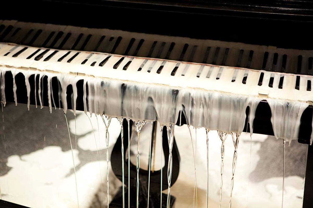 Detalle de ‘Metade da fala no chão | Piano surdo&nbsp;(Half of the Speech on the Ground | Deaf Piano)’, 2011, de Tatiana Blass&nbsp;(Brasil). Video-performance: 19’ 20”.