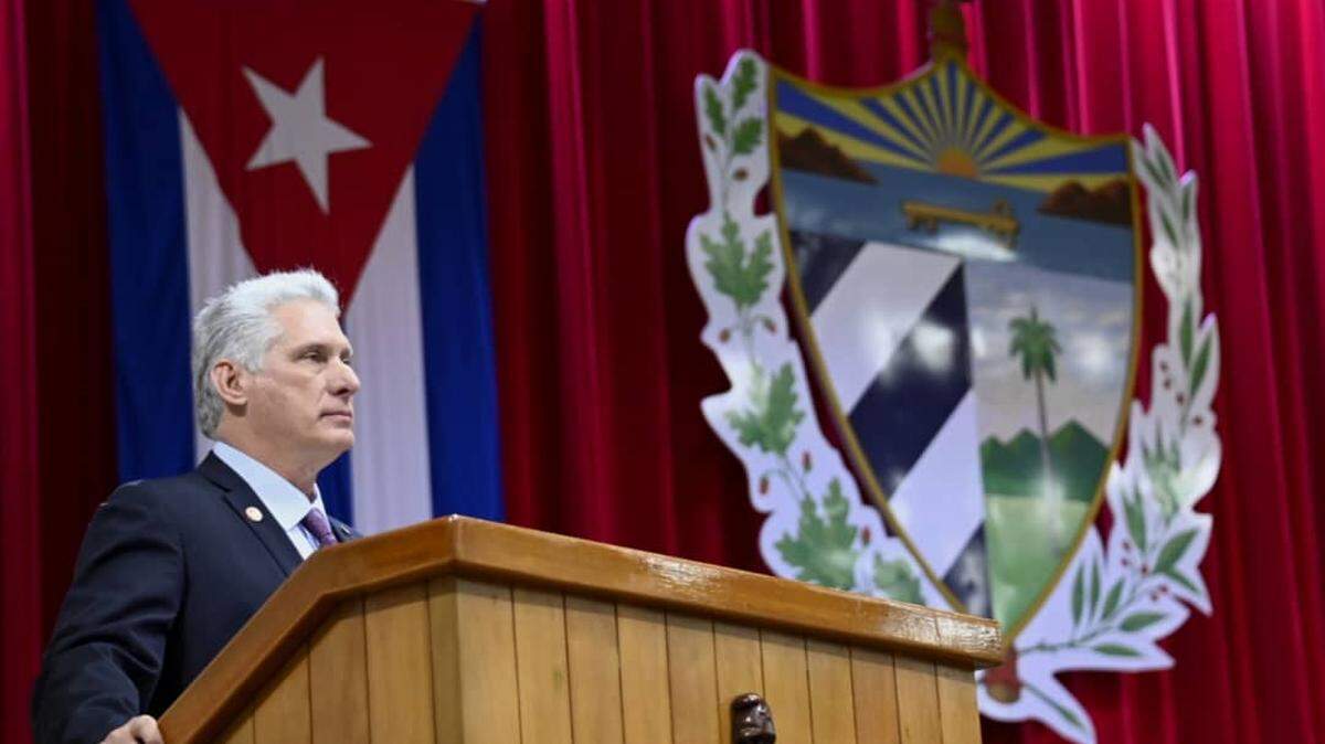 Miguel Díaz-Canel durante un discurso tras ser reelegido por la Asamblea Nacional como presidente de Cuba para un segundo mandato el 19 de abril de 2023.