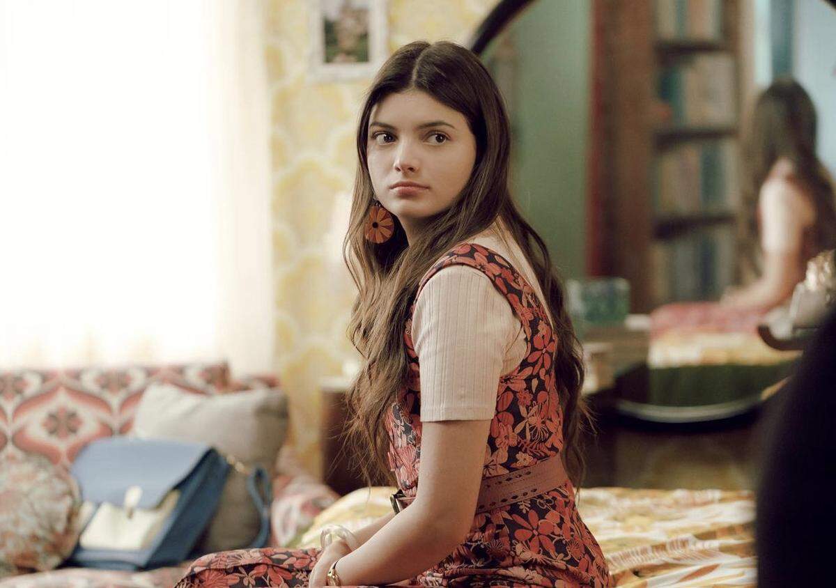 Por Netflix ‘La primera vez’ (2023), en inglés ‘Eva Lasting’, serie colombiana ambientada en 1976 en Bogotá.