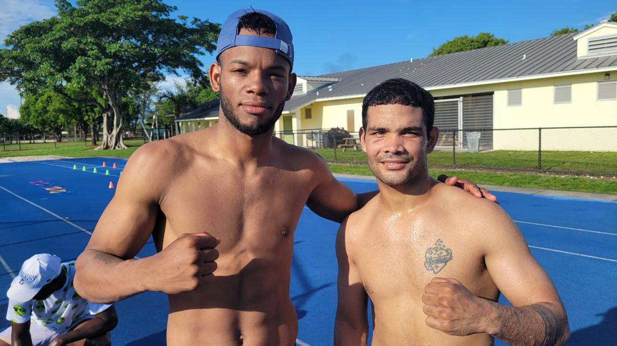 Neslán Machado (der.) y Raynel Mederos admiraban lo que hacía en el ring Guillermo Rigondeaux. Ahora ambos tendrán la oportunidad de compartir cuadrilátero con el laureado peleador cubano en la velada del promotor Don King en el Casino Jai Alai de Miami.