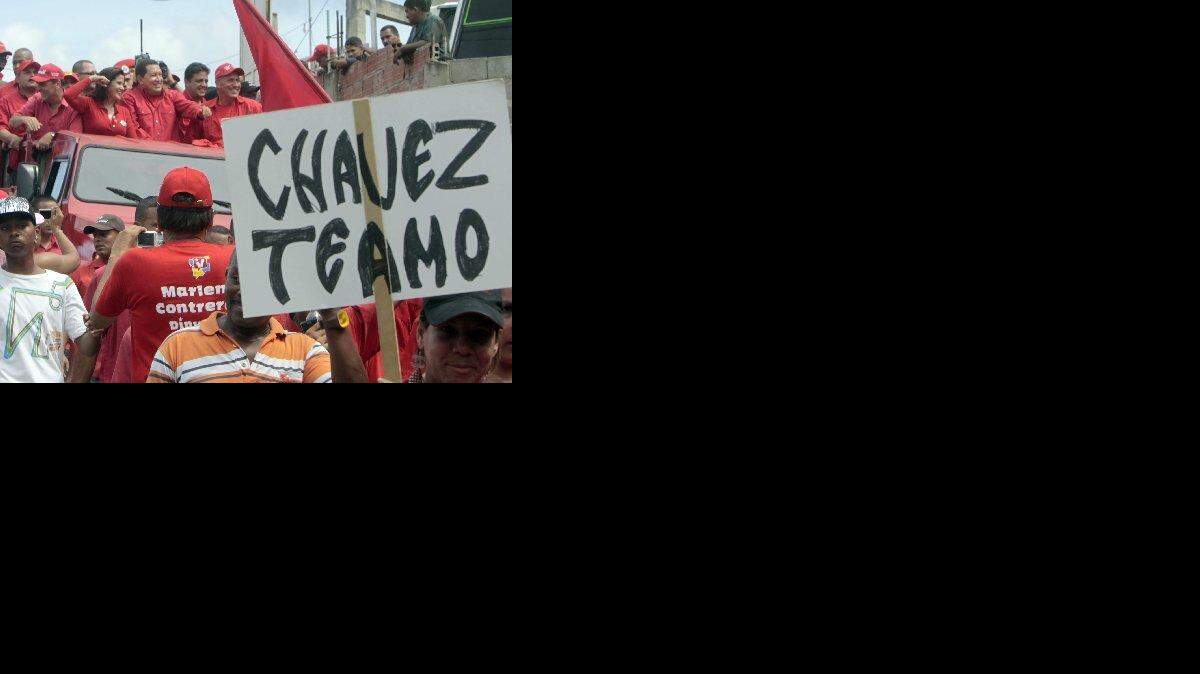 El presidente venezolano, Hugo Chávez (c), durante un acto de campaña electoral junto a candidatos del Partido Socialista Unido de Venezuela (PSUV) en la localidad de Guarenas, en el Estado Miranda (Venezuela).