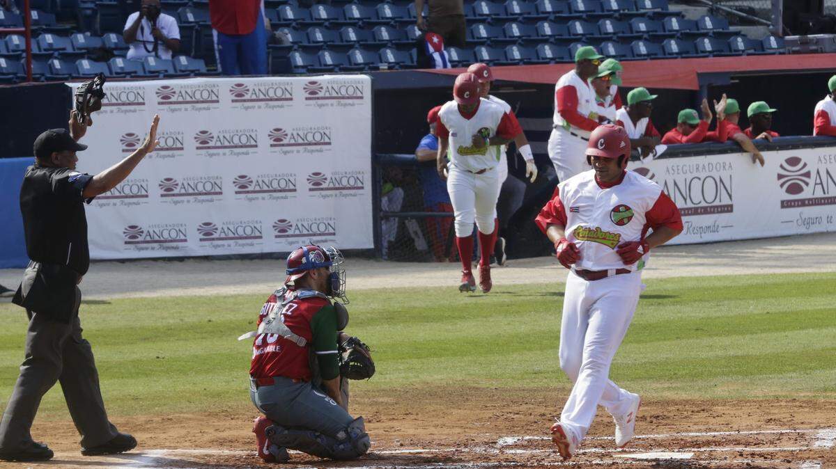 Frederich Cepeda anota una carrera para Cuba ante México en un partido de la Serie del Caribe, celebrado el 7 de febrero de 2019 en Ciudad de Panamá.