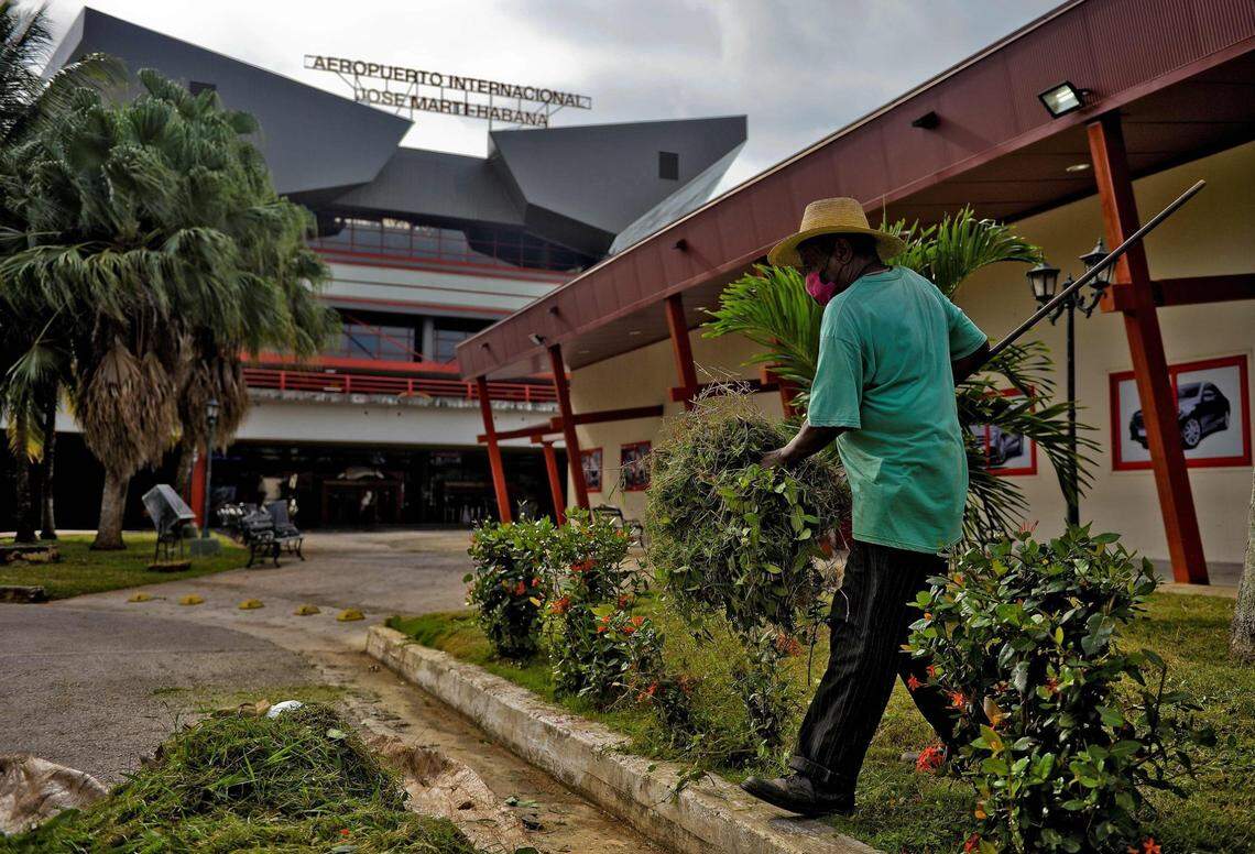 Un jardinero en plena faena, el 10 de noviembre de 2020, en una de las entradas del Aeropuerto Internacional José Martí, que se prepara para su próxima reapertura en medio de la pandemia del nuevo coronavirus. La reapertura del aeropuerto está prevista para el domingo 15 de noviembre.