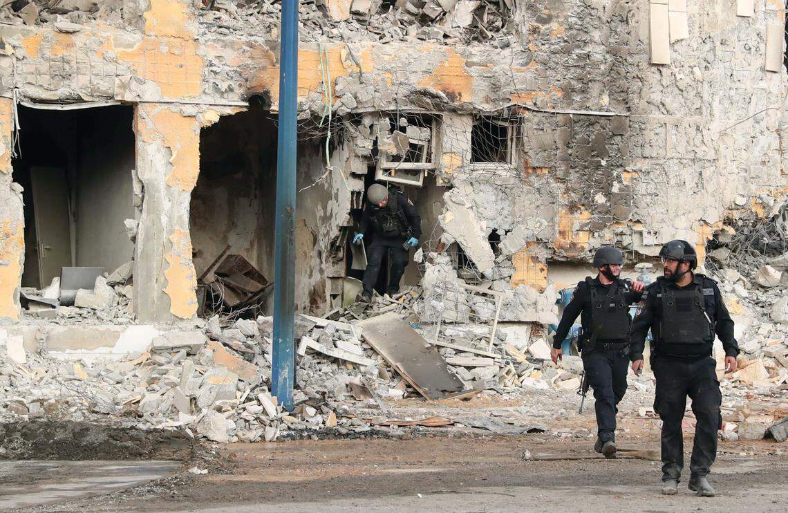 Soldados israelíes caminan frente a una estación policial destruida por islamistas de Hamas, en Sderot, Israel, el lunes 9 de octubre de 2023.