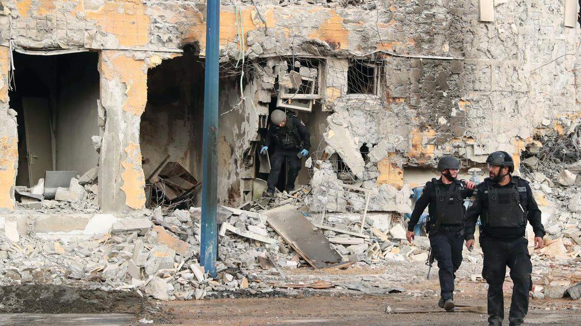 Soldados israelíes caminan frente a una estación policial destruida por islamistas de Hamas, en Sderot, Israel, el lunes 9 de octubre de 2023.