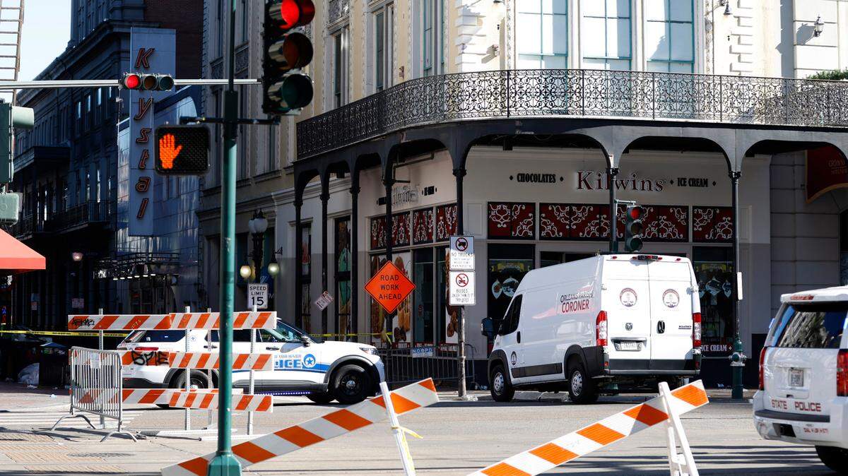 
Una vista de los vehículos de la policía de Nueva Orleans y de la oficina del forense bloqueando la calle Bourbon en la intersección con la calle Canal tras un aparente ataque durante las celebraciones de Nochevieja en Nueva Orleans. 